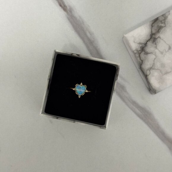 Sku:0191 vintage vibe gold ring with chameleon blue stone heart zircon stone - Picture 3 of 5